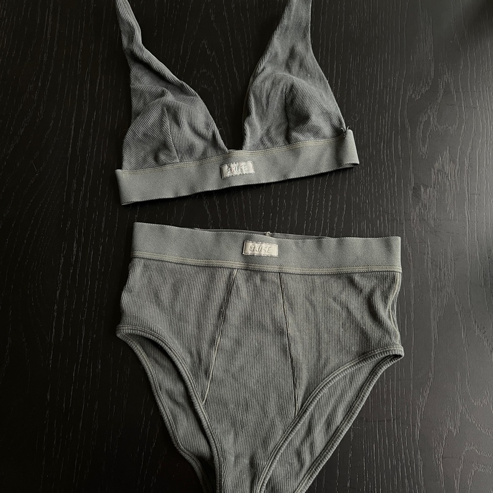SKIMS Set: cotton plunge bralette & high waisted rib brief
